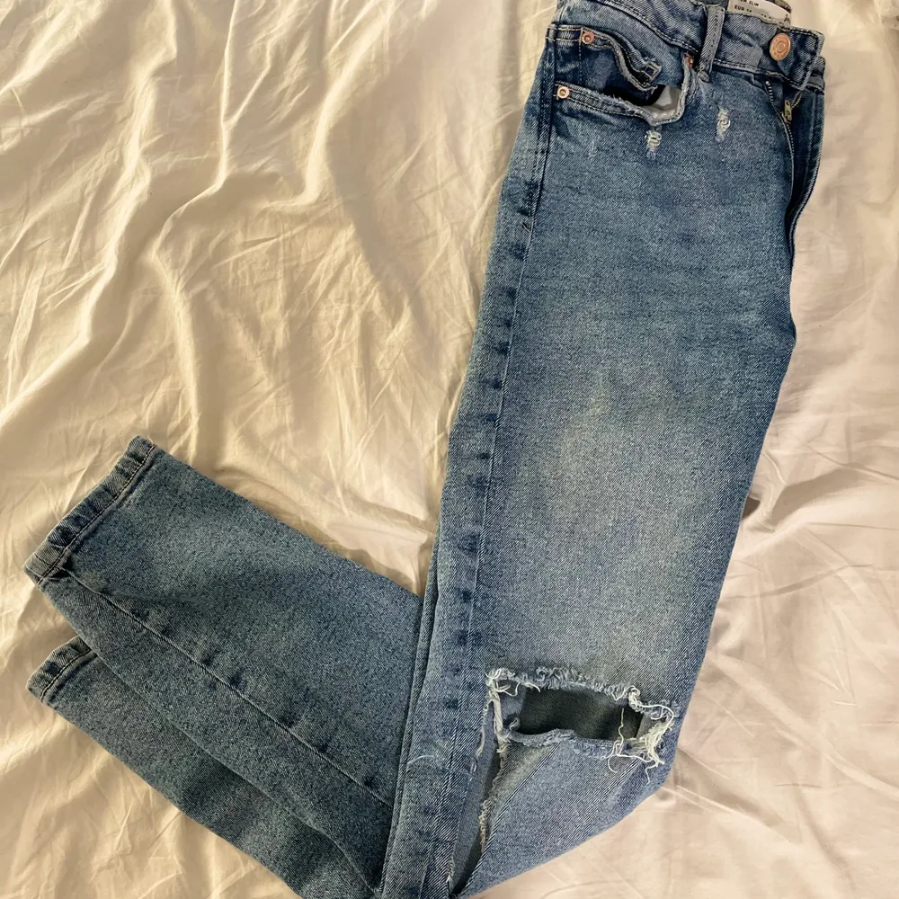 Sluta mom jeans, använda några ggr. Liten reva ”se bild 3” . Jeans & Byxor.