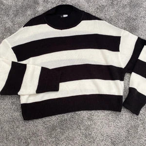 Stickad tröja - Stickad tröja från HM. Stl S, passar mig perfekt som är 158 cm lång. Säljer för får ingen andvändning av den. Nytt skick. Säljer den för 60kr plus frakt.