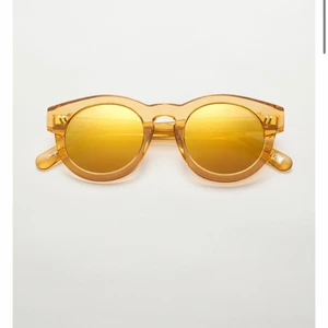 Chimi solglasögon  - Intressekonflikt på dessa super fina solglasögon från chimi, modell 003 färg peach, slutsålda. Knappt använda, jätte bra skick och alla tillbehör tillkommer. 💛 Skit snygga till sommaren! Skriv privat vid intresse💓 Använd inte köp nu funktionen!!