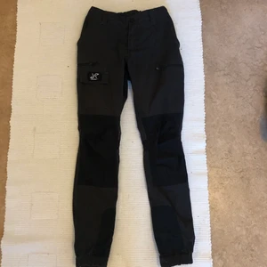 Revolution race byxa - Friluftsbyxa från revolution race i storlek 36