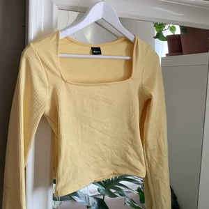 Söt vår tröja! - Trendig square urringning tröja i super söt pastellgul färg💛