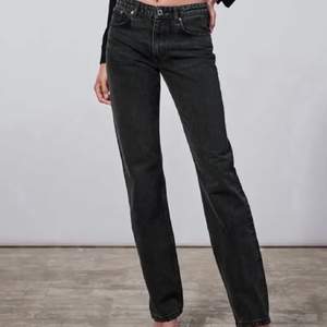 Gråa midwaist straight jeans från Zara i storlek 34 men skulle även passa 36:) inte använda (Köparen står för frakt)