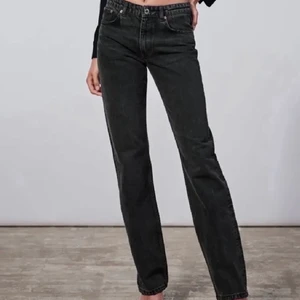 Zara jeans - Gråa midwaist straight jeans från Zara i storlek 34 men skulle även passa 36:) inte använda (Köparen står för frakt)
