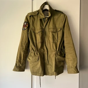 Zadig & Voltaire jacka  - Säljer min fina Zadig & Voltaire jacka i stl XS/S. Superfint skick, den köptes för några år sedan men knappt blivit använd. Perfekta vårjackan!!!😍💕🙏🏻  Det saknas det lite knappar, därav priset. Nypris: 4000kr. Mitt pris: 900 vid snabb affär