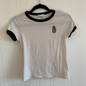 T-shirt med annanas från FULL❤️TILT. - Liten i storleken. Står small men mer som xs.