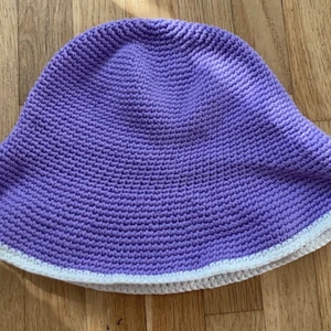 Virkad buckethat  - Virkad lila buckethat, one size. Knappt använd, i nyskick. Köparen står för frakten 26kr. Kolla gärna mina andra annonser, samfraktar.