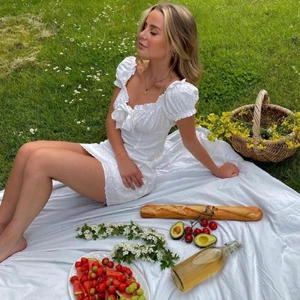 Obsession Stockholms klänning - Den slutsålda och populära ”Emelie dress”. Perfekt till studenten eller annat i sommar! Är i strl M men sitter mer som en S. (Bilderna är lånade då klänningen är för tight runt höft/rumpa för mig)