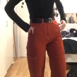 ljusröda jeans från pull & bear wide straight leg använda 1 gång. storlek 34 men passar mig nu när ja har 36<3 kan skicka måtten o mer bilder om nån e intresserad så d ba o skriva! fint skick förutom lite trådar i sömmen som ni ser på sista bilden men d går o klippa bort. ja är 170cm i bilden. 