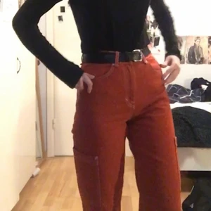 röda jeans  - ljusröda jeans från pull & bear wide straight leg använda 1 gång. storlek 34 men passar mig nu när ja har 36<3 kan skicka måtten o mer bilder om nån e intresserad så d ba o skriva! fint skick förutom lite trådar i sömmen som ni ser på sista bilden men d går o klippa bort. ja är 170cm i bilden. 