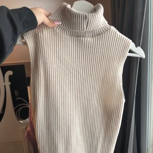 Poloväst  - Supersnygg poloväst ifrån zara. Aldrig använd så den är som nyskick, storleken är M.  För fler frågor, skriv till mig privat !köparen står alltid för frakten💕