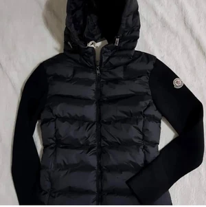 SÖKER!!! - Är det någon som säljer denna jackan i stl S så skriv gärna till mig är intresserad