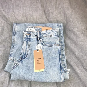 Byxor  - Nu säljer jag mina helt oanvända jhins pågrund av att dom var förstora 