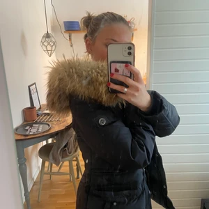 Hollies jacka - Pälsen är i mycket fint skick, super varm och skön vinter jacka 🥰 säljer endast då jag har för många jackor 