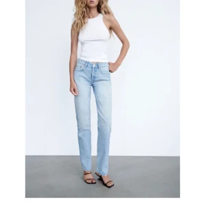 Zara mid rise jeans - Säljer dessa i storlek 34 i nyskick! Skriv privat för egna bilder!