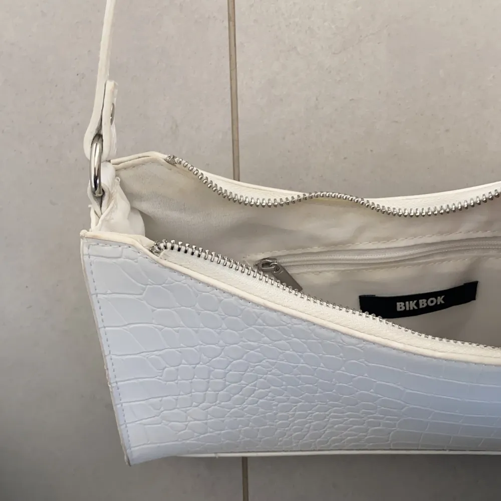 En populär handväska ifrån BikBok. Andvänd max 3 gånger och får tyvärr inte andvändning för den! Köptes för ca 300 kr och säljer för 150kr. Hör av er om ni är intresserade!💕. Väskor.