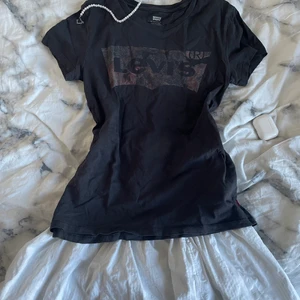 Levis tröja - Super gullig Levis tröja som passar perfekt till sommaren! Märket är lite urtvättat men materialet är precis som nytt!⭐️ Den köptes för ca 2 år sedan, men inte använt så mycket. Hör av dig vid några frågor💗💗. Köparen står för frakten! 