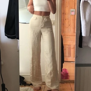 Linnebyxor - Säljer dessa svinsnygga linnebyxor med pressveck från Bershka då de tyvärr inte passar längre. Stl 36 (dock har de krympt lite så skulle säga en XS)  Säljer för 150 kr+ frakt