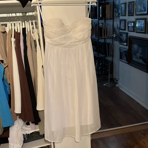 Vit klänning - Säljer min skolavslutningsklänning som tyvärr inte passar längre. Köpt från vero Moda.