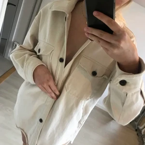 Jacka - Superfin våriga jacka 🤍💫 perfekt till sommarkvällar och går att styla superfint!!