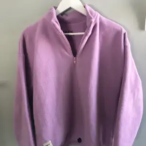 En lila fleece från Zara 💜 Storlek 164, passar S! Pris: 140 kr 🙌