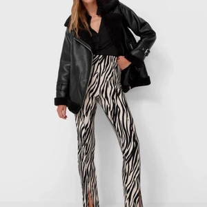 Jacka från madlady strl 38 - jättefin fake skinnjacka från madlady strl 38 ❤️‍🔥❤️‍🔥 knappt använd så den är i bra skick. nypris 850kr