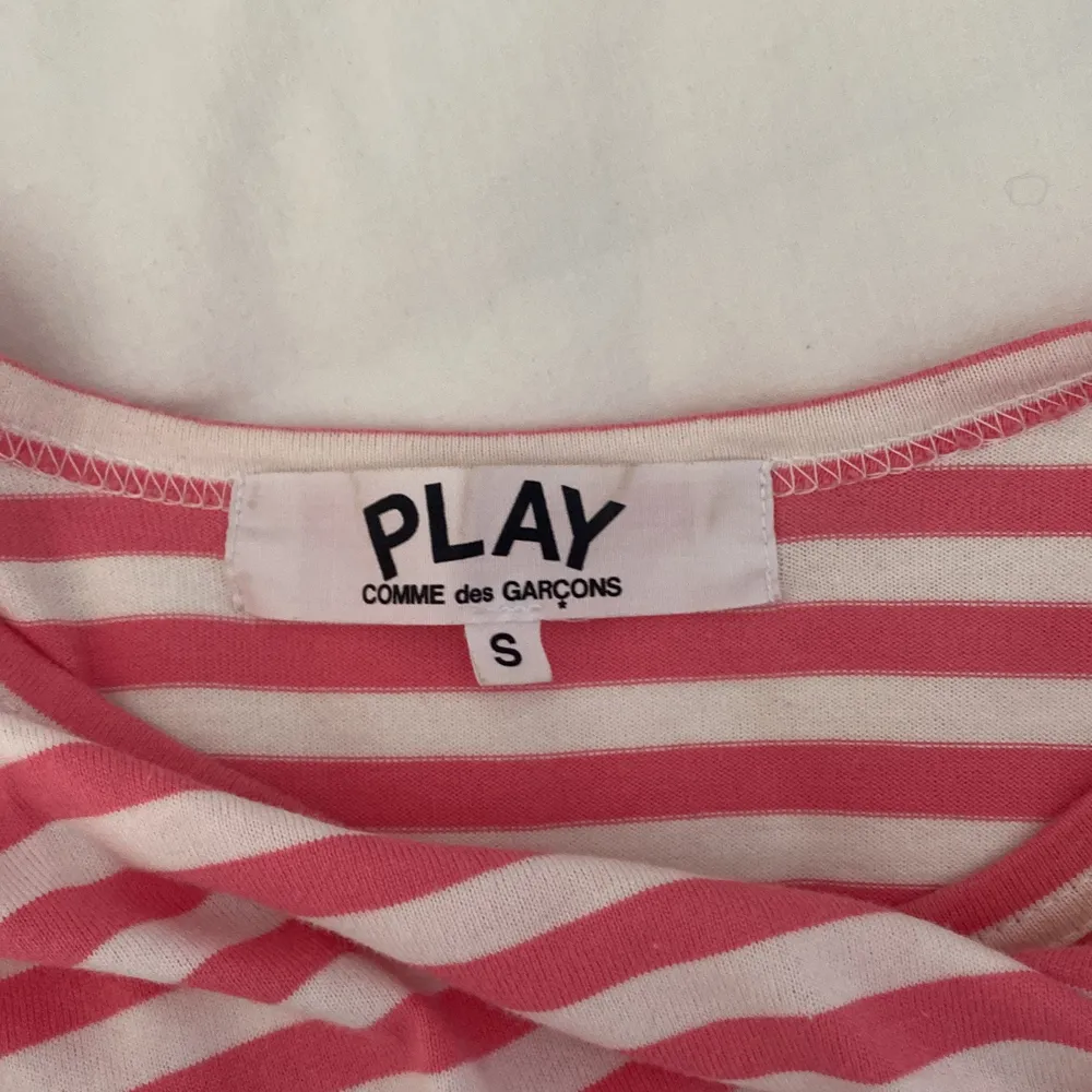 Säljer min rosa randiga tröja från commes des garçons då den inte kommer till användning längre💕 . Tröjor & Koftor.