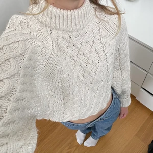 Stickad tröja - Chunky stickad tröja från H&M. Jätteskön och passar till allt. Storlek XS men sitter lite oversize. (Köparen står för frakten) 💋