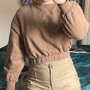 Croppad tröja - Croppad sweatshirt i storlek medium (men passar också en small)🦋 hör av er vid minsta intresse eller fundering så löser vi det!💕 