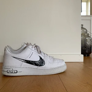 Nike air force  - I princip oanvända nike air force ”sketch” i strl 43, alldeles förstora för mig så därför jag säljer :) Fortfarande väldigt vita, ingen crease, fina snören, och ser helt nya ut! Passar till det mesta då de är väldigt neutrala 🌠 Mötas upp? Fraktalternativ kan bytas!
