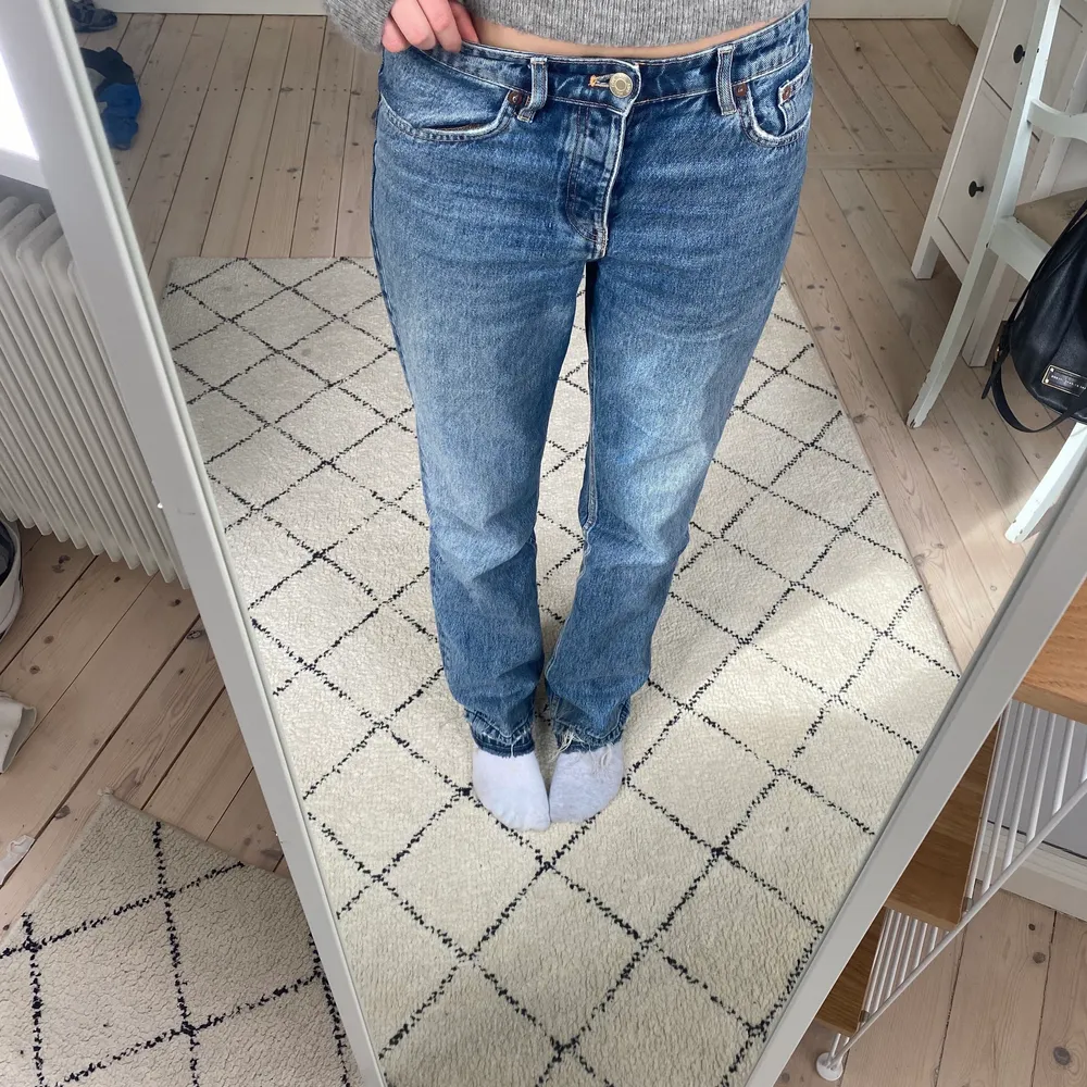 Jeans från zara i modellen mid rise straight. Jag är 177 och det är uppklippta där nere för att vara långa på mig . Jeans & Byxor.