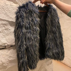 Fuskpäls Strl 38 - Fuskpäls från Rut&Circle strl 38. Oanvänd, i nyskick. Hämtas hemma hos mig på Kungsholmen 