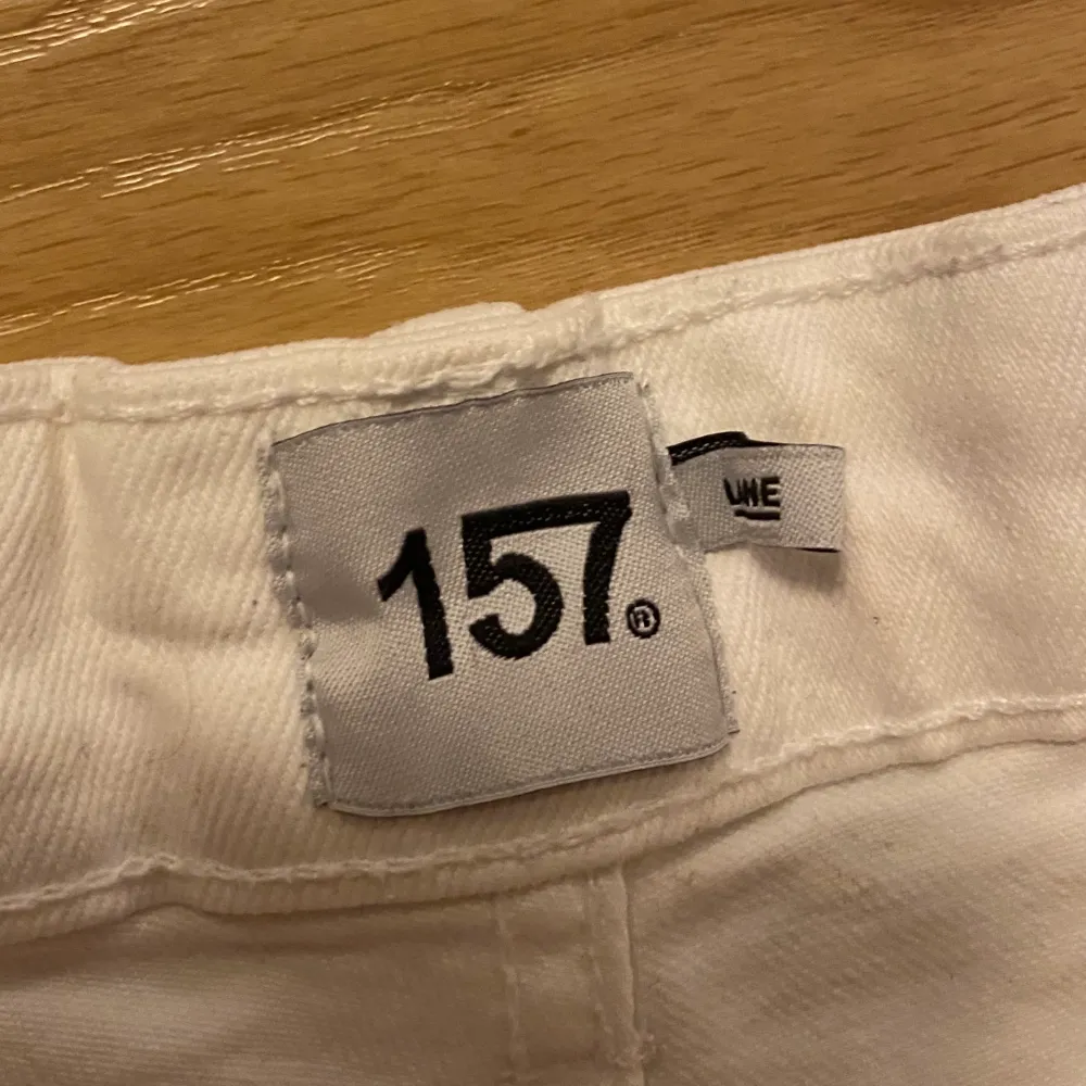 Vita, vida jeans från lager 157. Jeansen är i strl L men skulle säga att det är mer som M. Jeansen har använts ett fåtal gånger. Det är i ett bra skick! Skriv för fler bilder:)❤️. Jeans & Byxor.