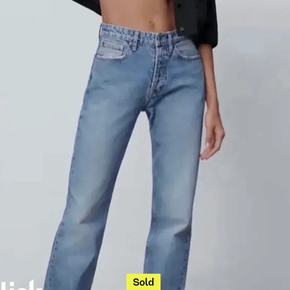Säljer dessa helt nya och oanvända zara jeans i 34 storlek som är lågmidjade❤️ frakt 66kr💗 köpt men aldrig använd förra sommaren💗. Jeans & Byxor.