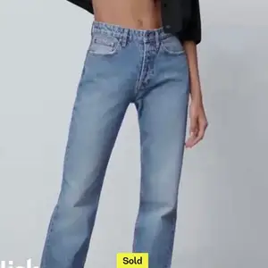 Säljer dessa helt nya och oanvända zara jeans i 34 storlek som är lågmidjade❤️ frakt 66kr💗 köpt men aldrig använd förra sommaren💗
