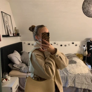 Väska - Väska från Nelly. Stor och praktisk men smidig. Köparen står för frakt