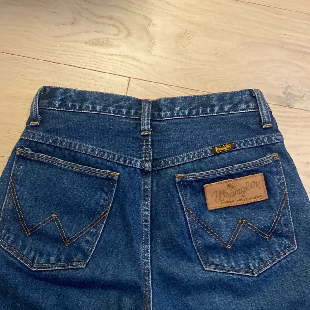 Säljer mina fina jeans pågrund av att jag inte använder de, bra skick och väldigt fin passform! Köparen står för frakten! 💘. Jeans & Byxor.