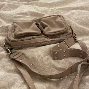 Beige väska - Jättefin beige väska från Gina Tricot🤍🤍Knappt använd, men har en liten defekt (3 bilden) som knappt märker💘 Rymmer mycket!