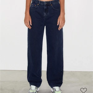 Motel rocks jeans - Säljer Motel rocks jeans pga fick hem fel färg. Färgen är svår att få med på kameran men är irl en väldigt mörkblå färg. Jag är 1.70 cl lång och dom går ner till fötterna + lite till. Sitter precis under naveln, alla lappar och allting är kvar. Orginalpris 600 kr💓