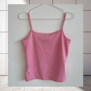 💞 sött rosa linne med spaghettistraps, S - Gulligaste basplagget! Linne från Vero Moda i storlek S. Några spruckna sömmar, dock ingenting som drar till sig uppmärksamhet. Samfraktar gärna. Jag ansvarar inte för postens slarv.