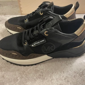 Michael Kors sneakers Strl 39  - Michael kors sneakers strl 39, aldrig använt bara testat dom, så dom är i helt nytt skick. Ny pris runt 1800kr