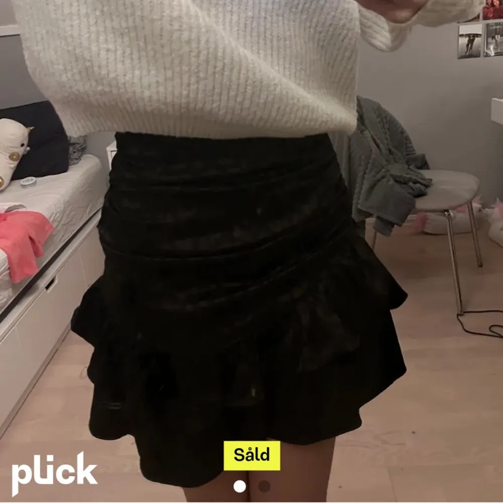 (LÅNADE BILDER!) Söt kjol från shein i storlek xs💕Med ett svart leopardmönster💕Köpte den här på plick men den kom inte till användning!. Kjolar.