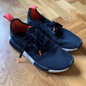 Adidas nmd i perfekt skick - Köpte dessa här på plick men tyvärr var de för små för mig. De är i superfint skick! Passar en 39