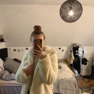 Pälsjacka - Pälsjacka från Bikbok storlek S