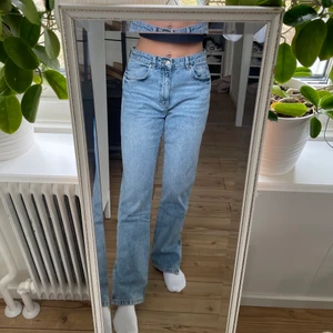 Jeans - Mina favoritjeans fram tills att de tvättades och färg försvann bak på vänstra benet som syns på tredje bilden. Jag tänker att det kanske finns någon här som är lite pysslig och kan göra något med dem☺️ 