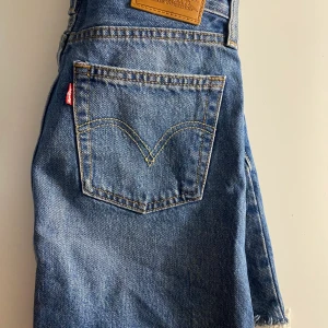Levis kjol - Snygg Levis kjol (använd 2ggr) säljer pga för liten