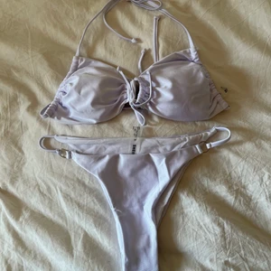Helt ny vit bikini strl S - Helt ny vit bikini i storlek S! Aldrig använd, intimskydd kvar. Uttagbara pads, silvriga detaljer på trosorna, justerbar topp, detalj mellan brösten. Frakt 52💕