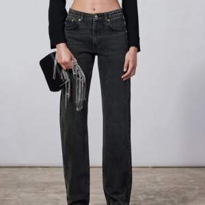 Säljer dessa mörkgråa/svarta jeans i en straight modell midrise från Zara i storlek 34/Xs då de är för små för mig 💞 Köpta förra året och nu finns de inte längre kvar på hemsidan tror jag. Bilderna är från zaras hemsida och om ni vill ha mer bilder är de bara att fråga 