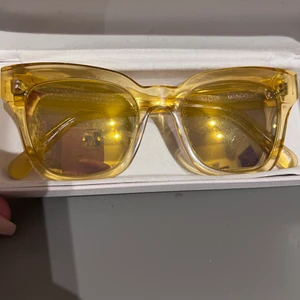 Chimi - Chimiglasögon i färgen mango, med spegelglas och modellen 005. Den äldre core collection. Fint skick, med några små repor som inte märks av när man när dom. Inköpta på Chimis pop-upstore i Visby. Case ingår, köpare står för frakt. 