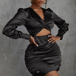 shein, strl M helt ny - Storlek Medium, ganska bra i storleken. Inte plastig alls, möts helst upp annars köper står för frakt.