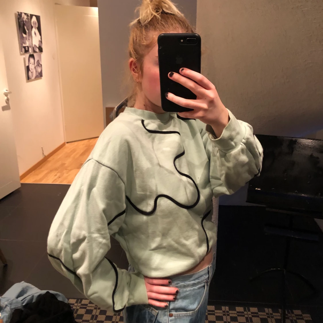 Croppad sweatshirt storlek Xs Weekday  - 90